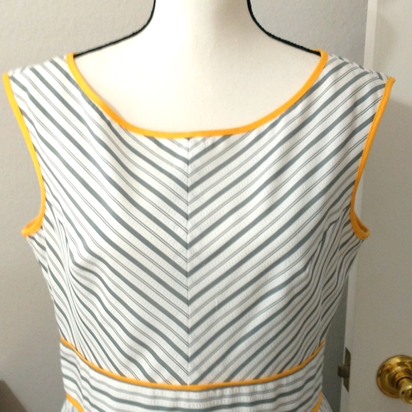 New London style ladies dress size 12 gray white with yellow trim - Picture 3 of 9